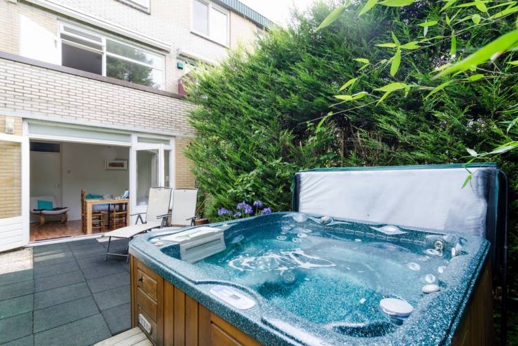 Whirlpool i trädgården - integritetsskydd - grönt lock