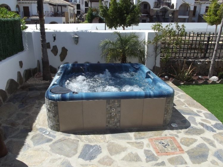 jacuzzi-trädgård-sten-golv-golv-lampor-palmer
