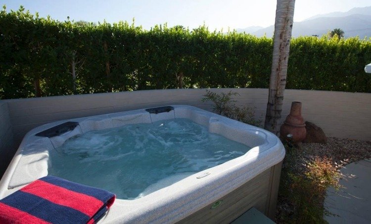 Whirlpool i trädgården-sekretessskydd-staket-växter-häckar