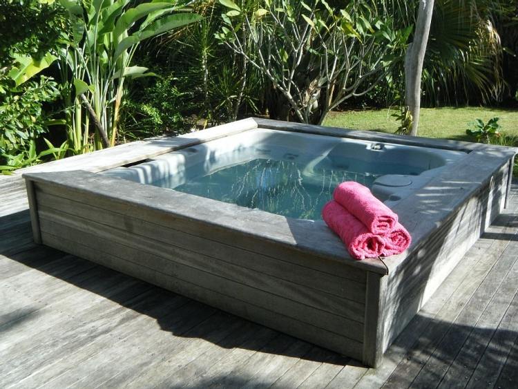 jacuzzi-trädgård-trä-beklädnad-plantering