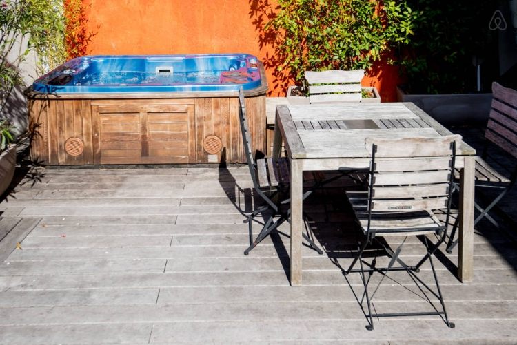 Bubbelpool i trädgården-träterrass som täcker-utemöbler