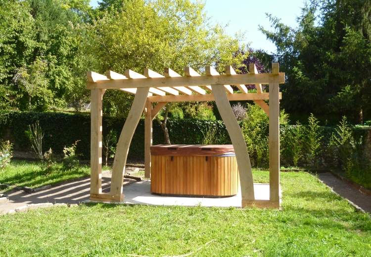 Jacuzzi i trädgården i träpergola
