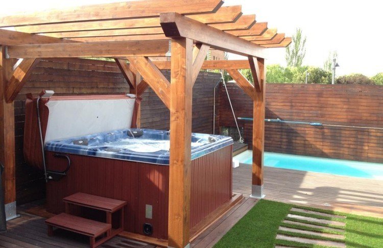 Jacuzzi i trädgården i träpergola