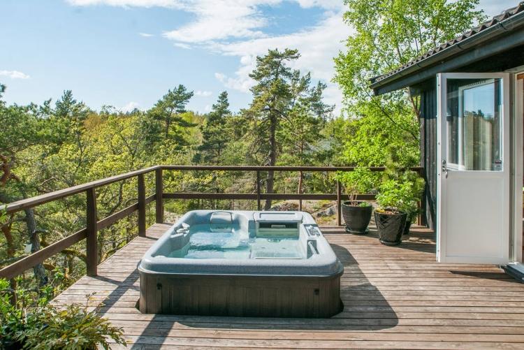 bubbelpool-trädgård-inbyggd-i-terrass-räcke
