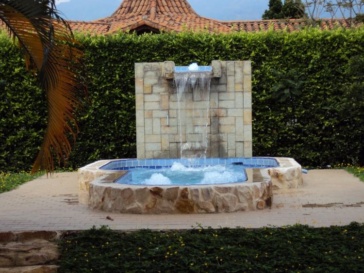 jacuzzi-trädgård-vattenfall-system-stenbeklädnad