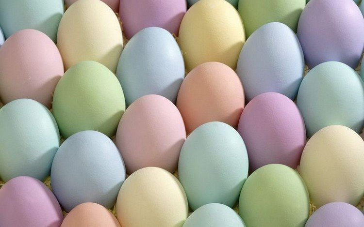 Påskdekoration i pastellfärger-påskägg-monokrom-äggkartong-pastellgrön-pastellblå-ros