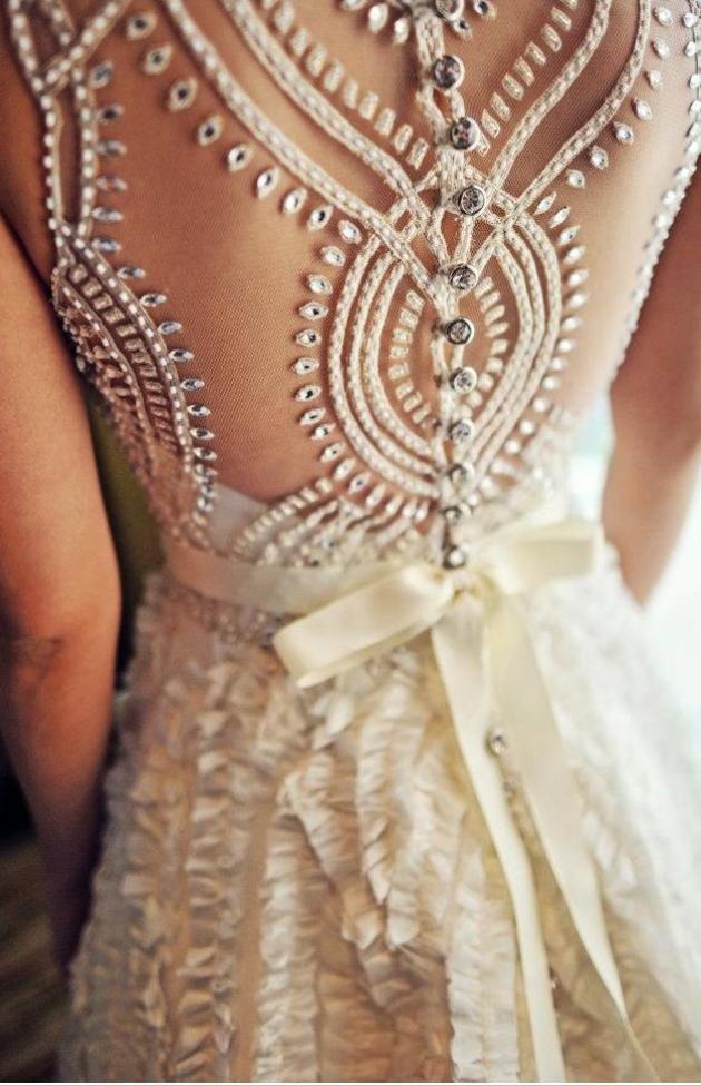 detaljer-bröllopsklänning-dekorerade-tillbaka-smycken