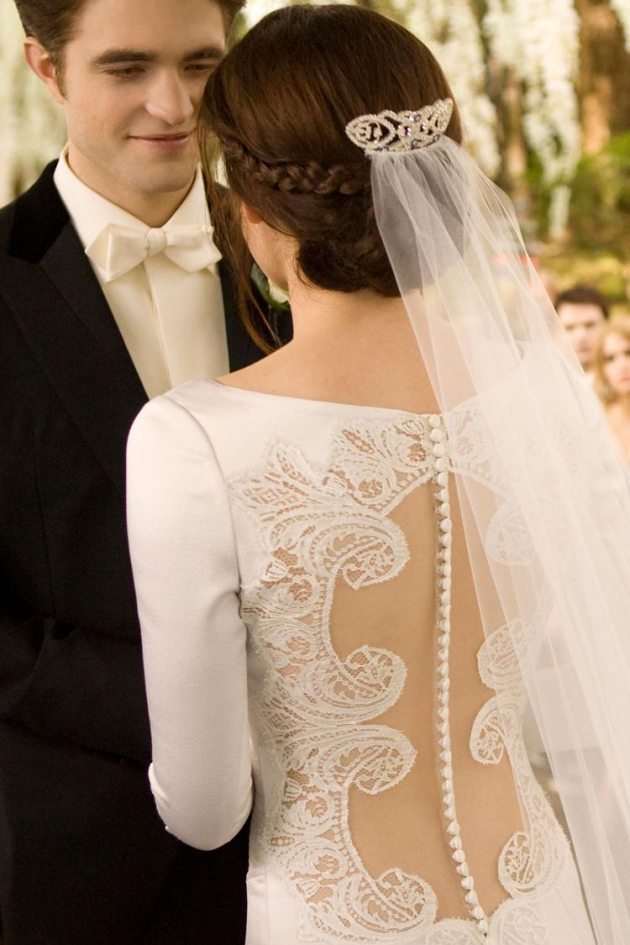 elegant-bröllopsklänning-brud-dekorerad-rygg