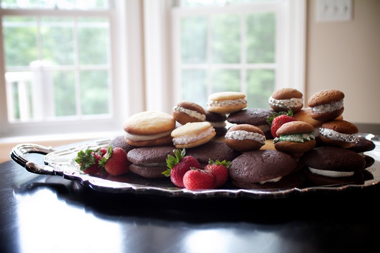 Whoopies gör sina egna festliga dessert-jordgubbsockerpärlor
