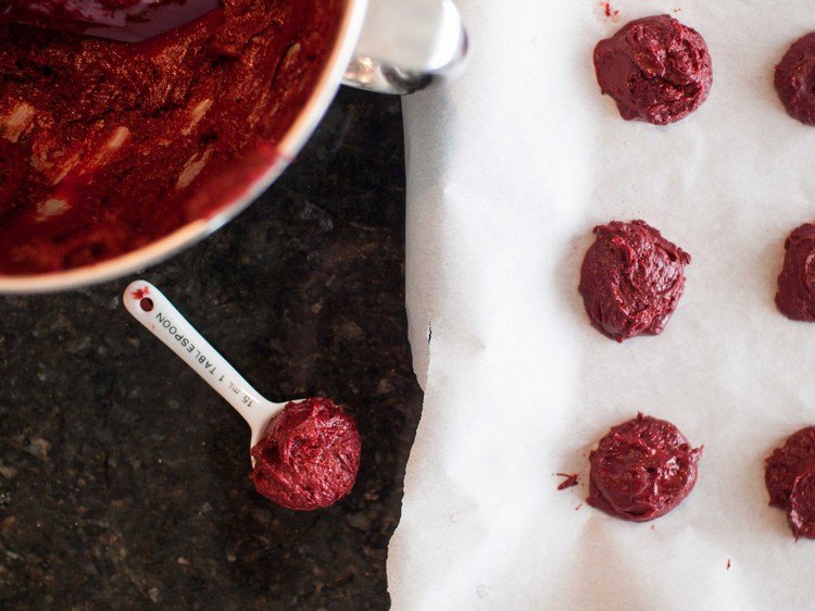 Whoopies gör röd-sammet-deg-bakpapper mätskedar själva