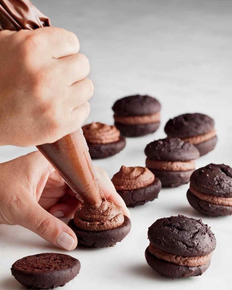 Whoopies gör sina egna choklad ganache-piping-choklad kex