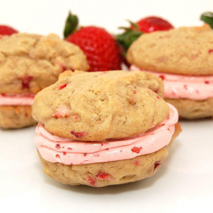 whoopies-gör-dig-jordgubbar-sommar-läcker-dessert