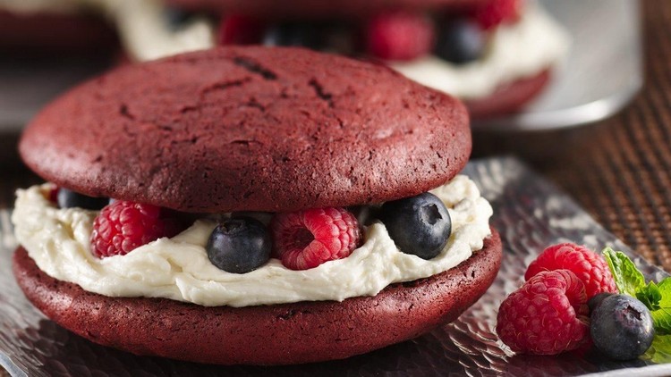 whoopies-make-yourself-röd-sammet-blåbär-hallon-läcker-sommar