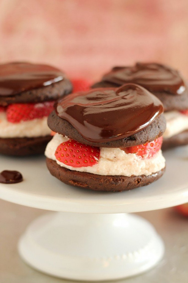whoopies-make-yourself-chokladbelagda-cookies-jordgubbar