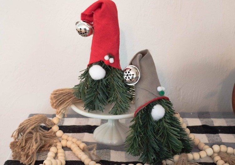 Gör julpynt själv - minijulälvor med filt och klockor