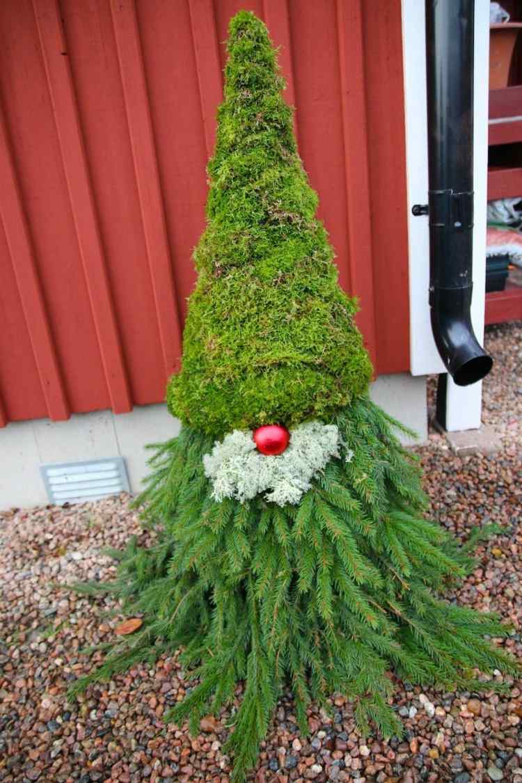 Gnome gjord av grangrenar - instruktioner för en spetsig hatt av mossa och en näsa av en julboll