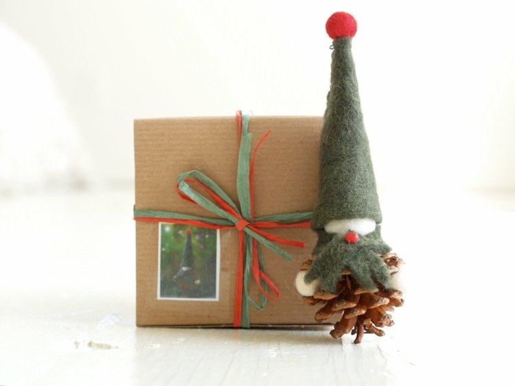 Imp tinker filt-skägg-bobble hatt-tallkotte-naturmaterial