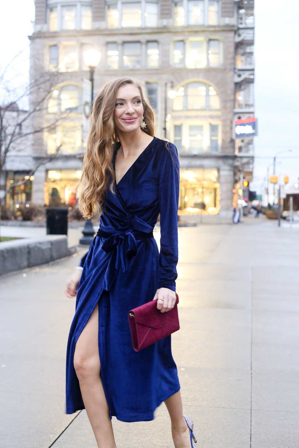 Velvet wrap klänning kombinera höst outfit idéer blont hår