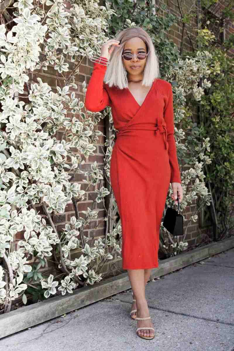 Midi wrap -klänning kombinerar röda trendiga färger sommarblond hårfärg