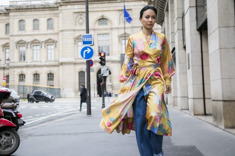 Kimono wrap klänning kombinera jeans outfit idéer sommartrender