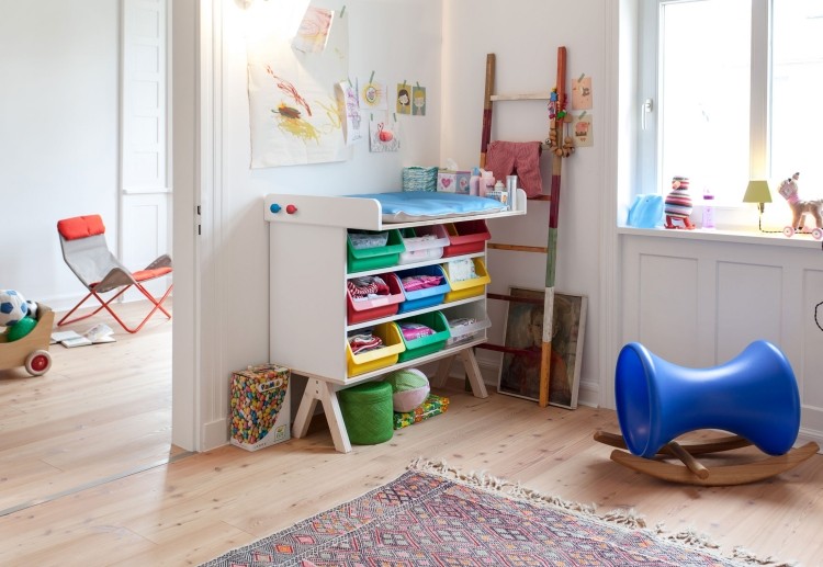 Skötbord i barnrummet -FAMILJ-GARAGE-färgglada-lådor-fack-intressant-modern-design