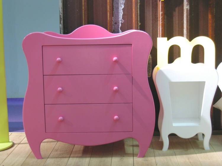 Skötbord i barnrummet-välvda-form-lådor-volute-rosa-mathy-bols