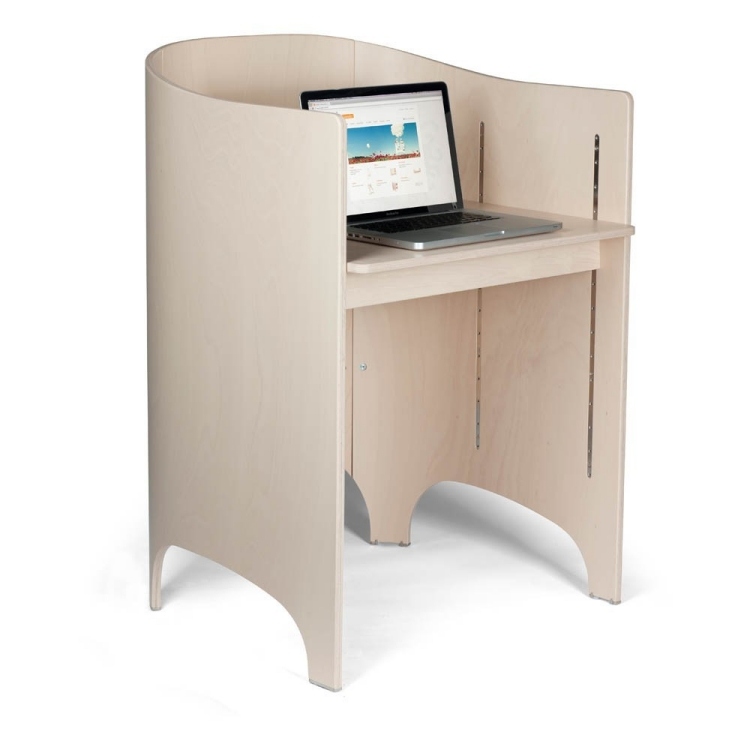 Skötbord i barnrummet -leander-light-wood-laptop-desk-workstation