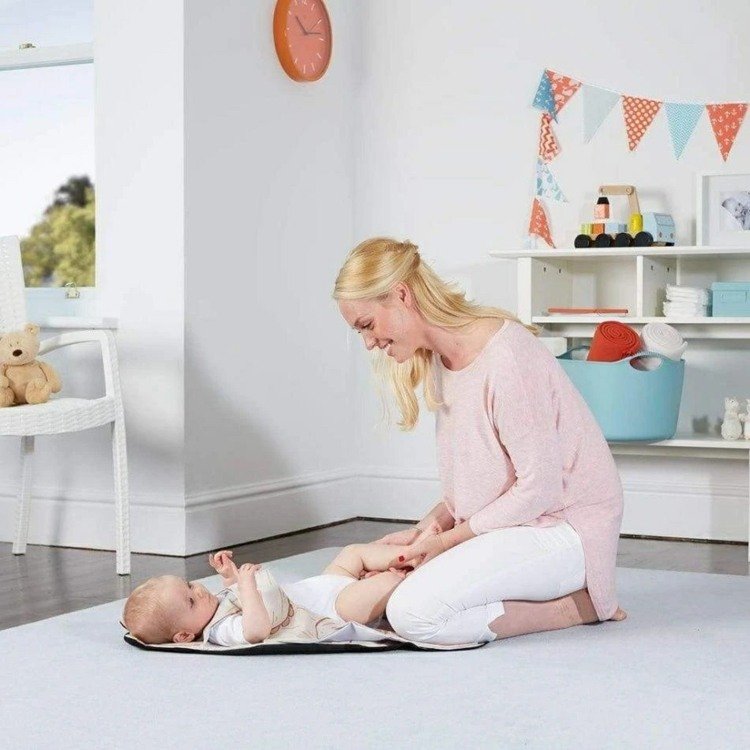 Swaddling baby på golvet - ett säkert alternativ till högklädningsområden
