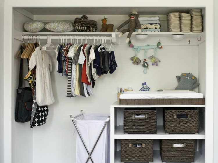 Ställ in ett omklädningsområde i garderoben som en idé för ett litet barnrum