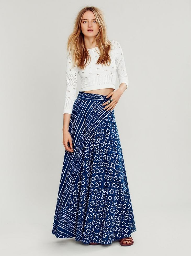 wrap-kjol-nära-idé-maxi-kjol-marinblå-etno-motiv-blommig