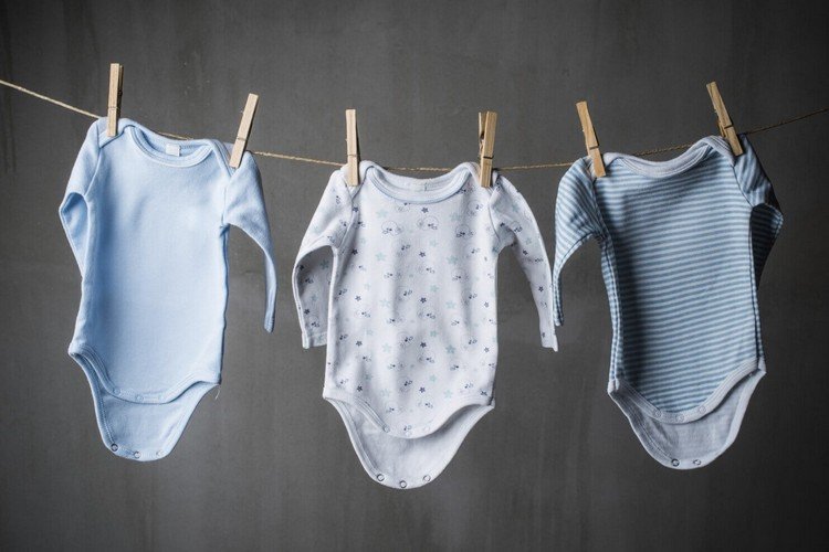 Babykläder vintergrunder har alltid på sig en body