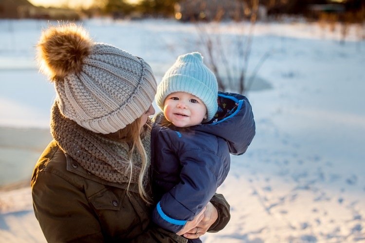 Hur man tar på sig en bebis i vinter vinterjacka hatt