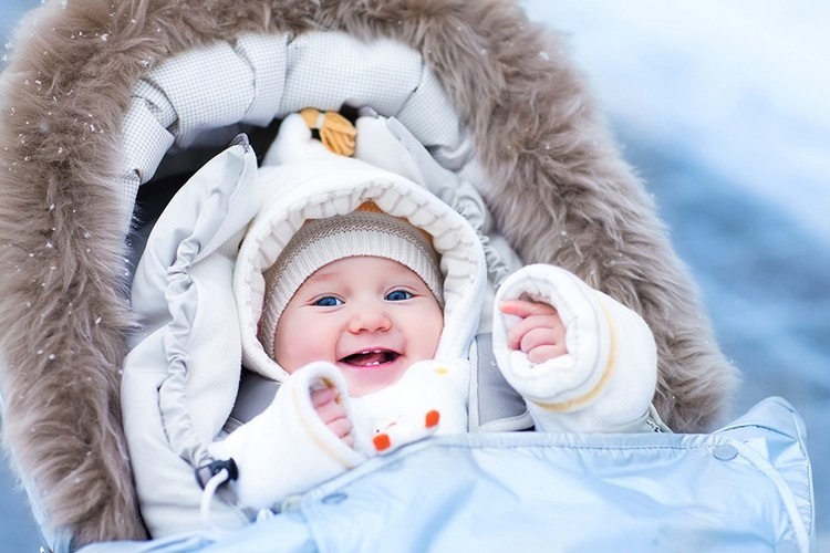 hur man klär baby i en barnvagn på vintern