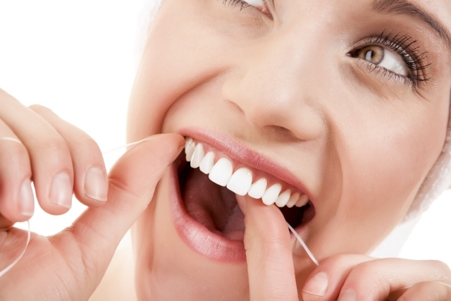 friska tänder vackert leende använder tandtråd