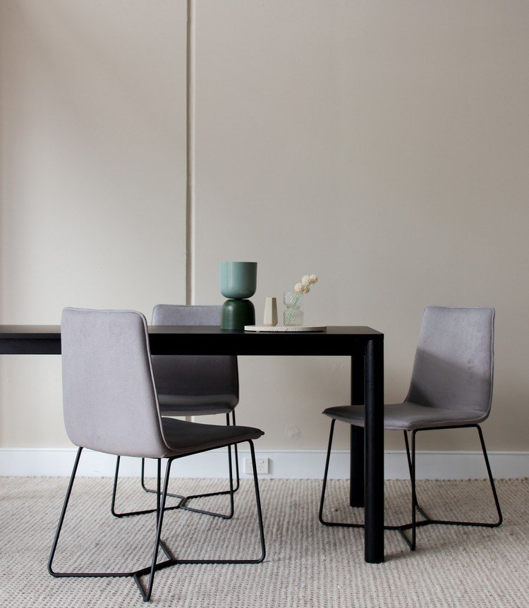 Designmöbler i matsalsbordet och stolarna
