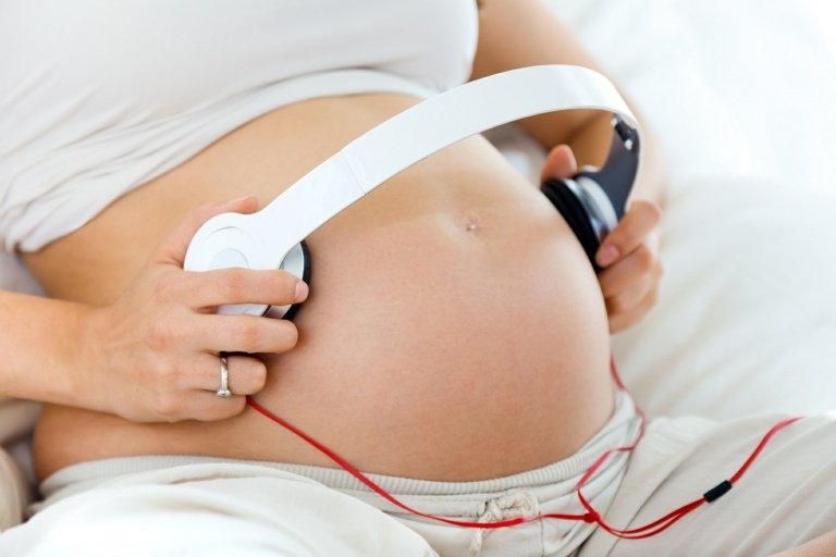 Att stryka barnet och spela musik är ännu mer användbart från den 30: e graviditetsveckan, eftersom hörseln tränas