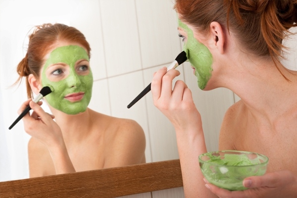applicera mask på ansiktet vänta med att flytta i spegel fuktig se bättre ut
