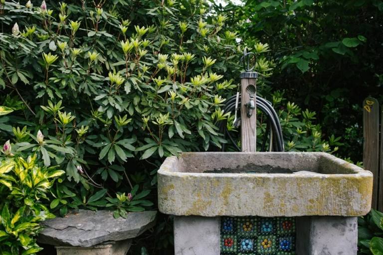 Lägg vattenledningen för trädgårdsslangen och tvättstället i trädgården, liksom kraftledningarna