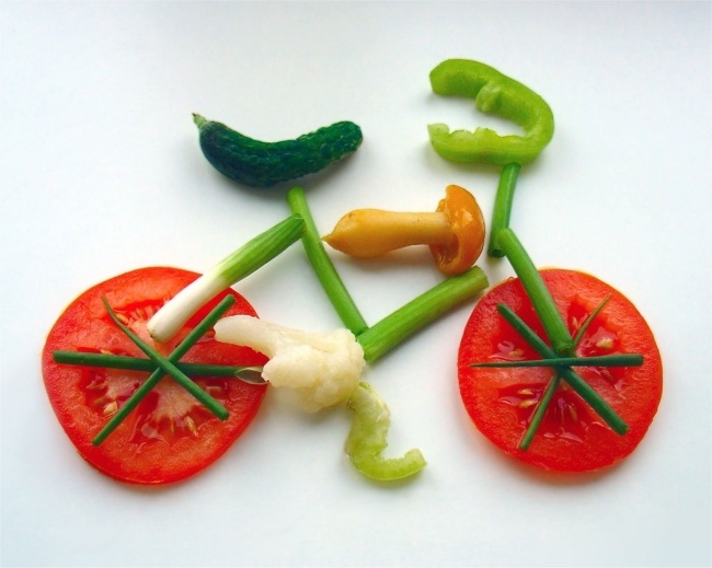 Cykel tillverkad av mattomater paprika kombinerar mat med sport