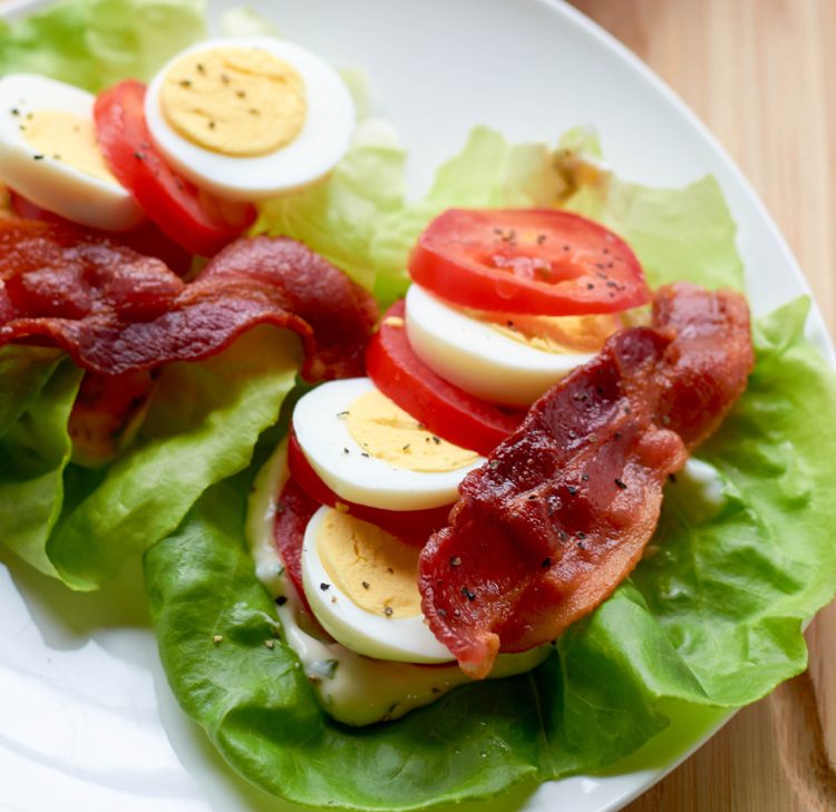 diet-mat-stekt-kyckling-tomat-ägg-bacon