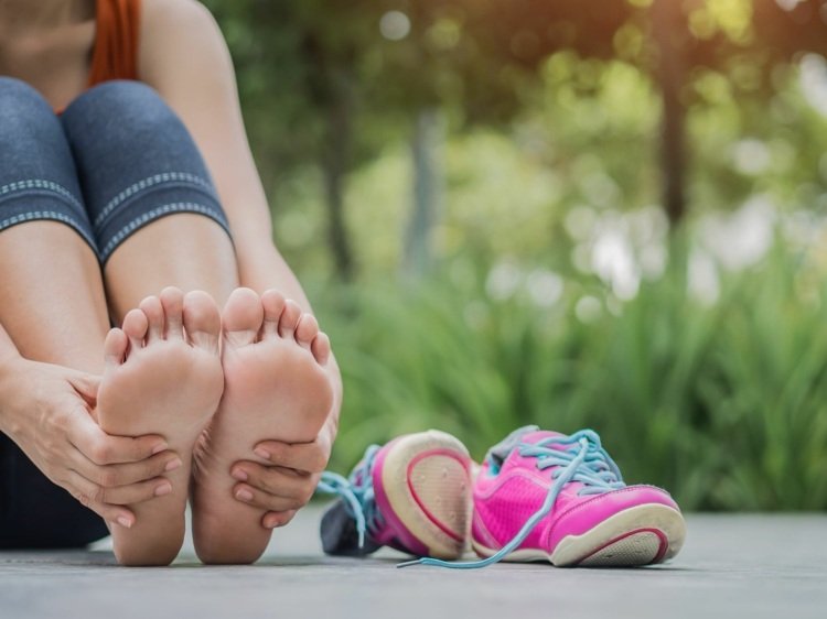 Svullna fötter från sommarvärmen orsakas av vidgade ådror