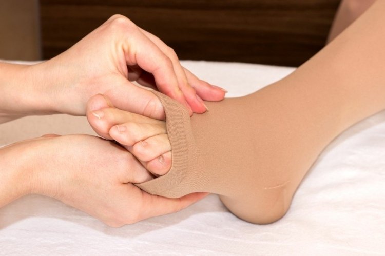 Kompressionsstrumpor förhindrar svullna fötter