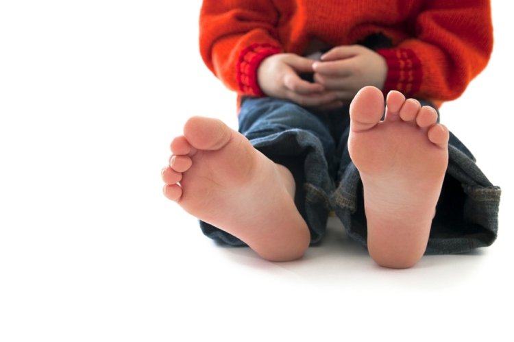 Svullna fötter hos barn är ofta resultatet av insektsbett eller skador