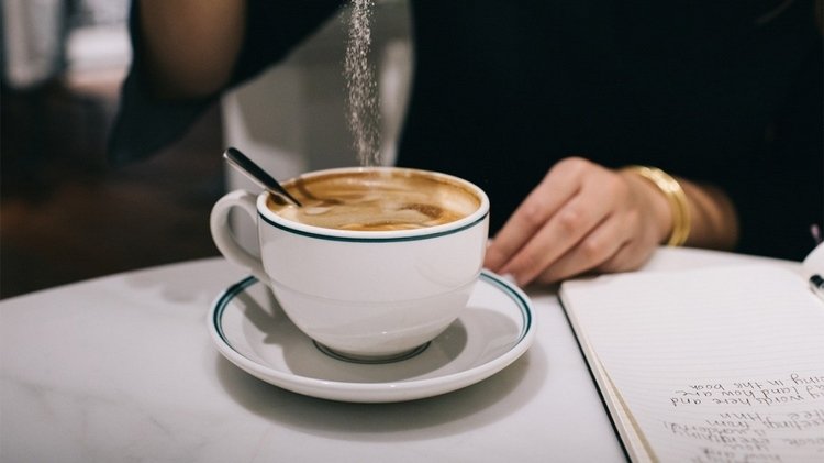 Söt kaffe med sockeralkoholer och spara kalorier