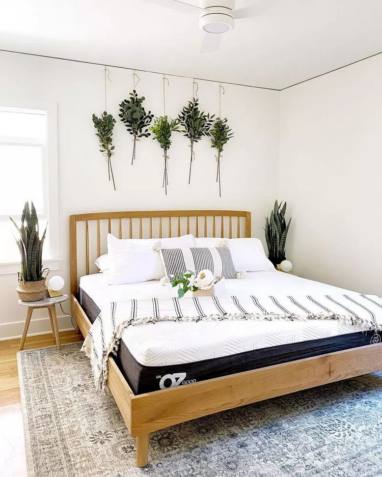 Fräscha upp sovrummet med gröna växter och grenar