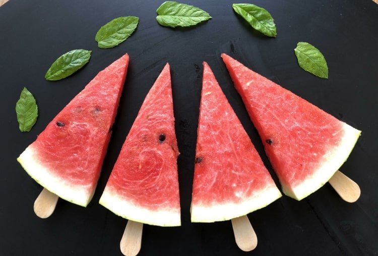 Melon trianglar på en ispinne som festmat