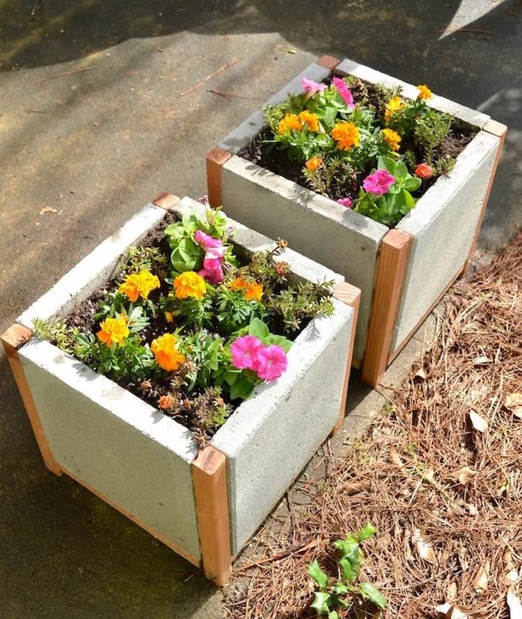 Enkel DIY planterare för utomhus av trä och betongplattor