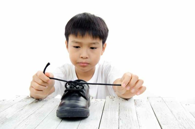 Lär dig att knyta skor och hjälpa barn att bli mer självständiga