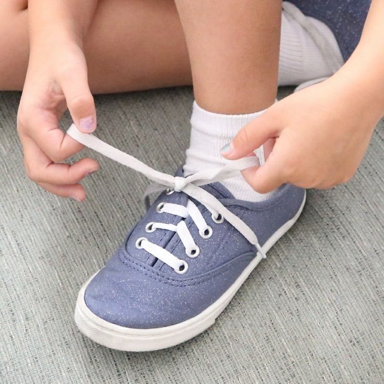 Främja barns utveckling och lära dig att snöra skor