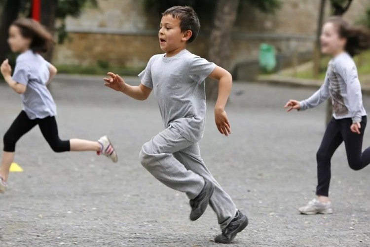 Barn gillar att springa och de kan göra det inomhus och utomhus